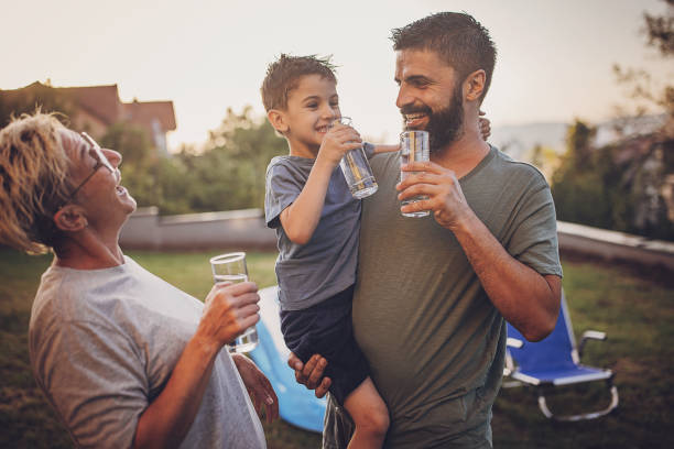 Familia hidratándose durante el verano